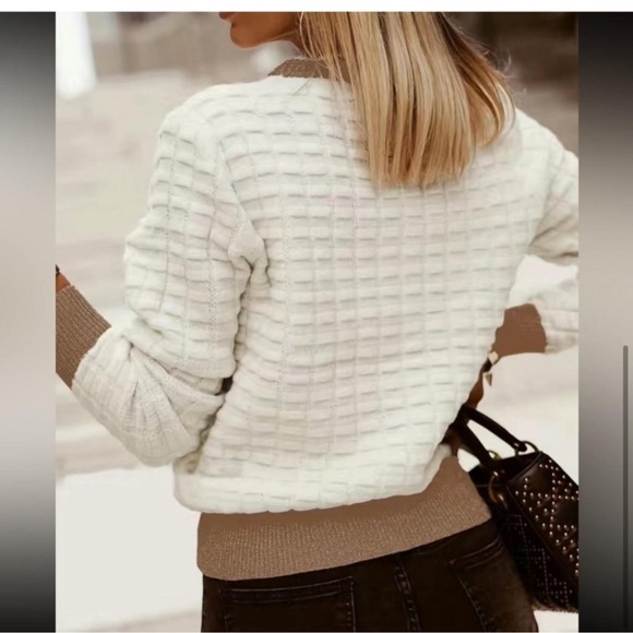 Chic White and Beige Crew Neck Sweater - Picture 3 of 3